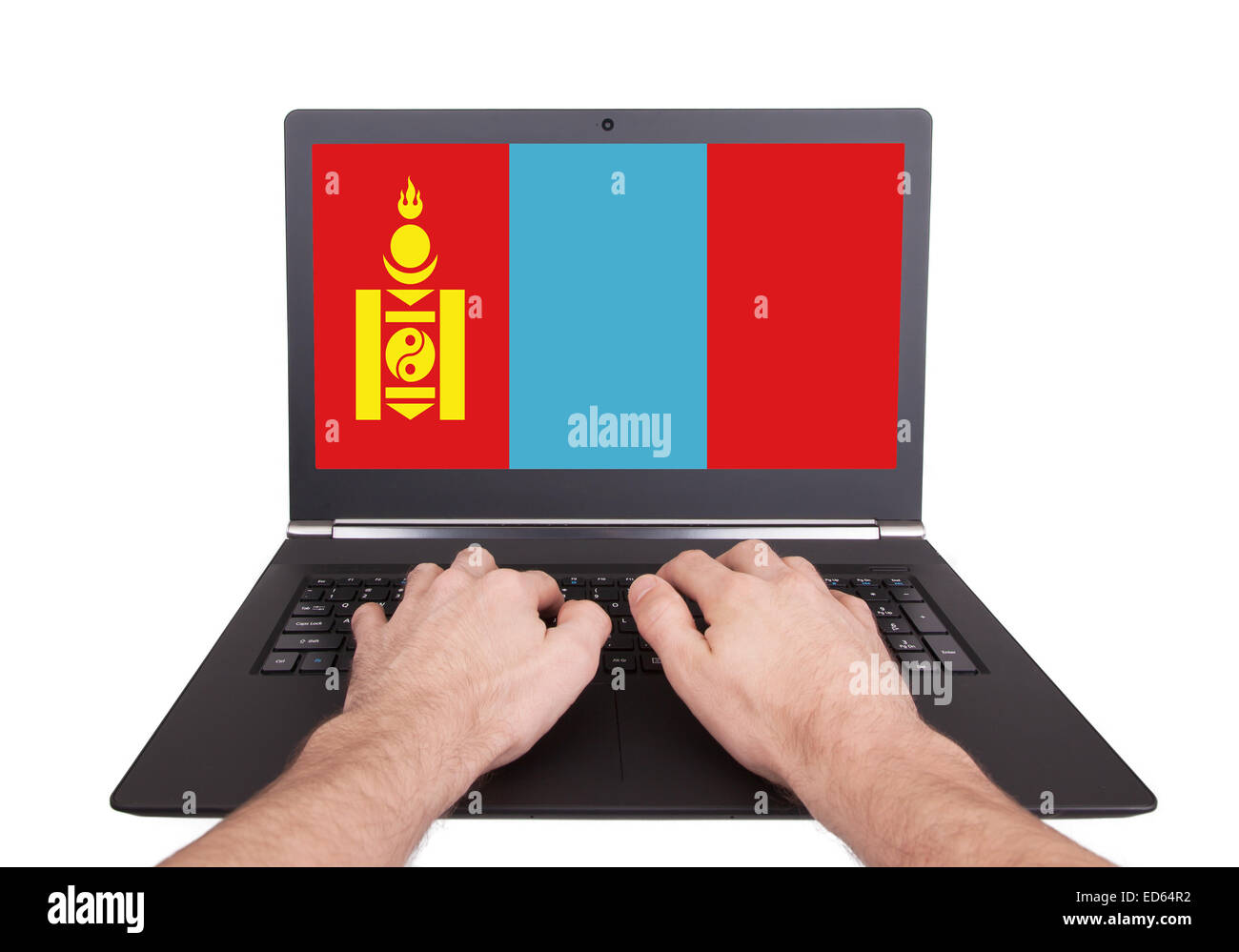Mains working on laptop montrant à l'écran le drapeau de la Mongolie Banque D'Images
