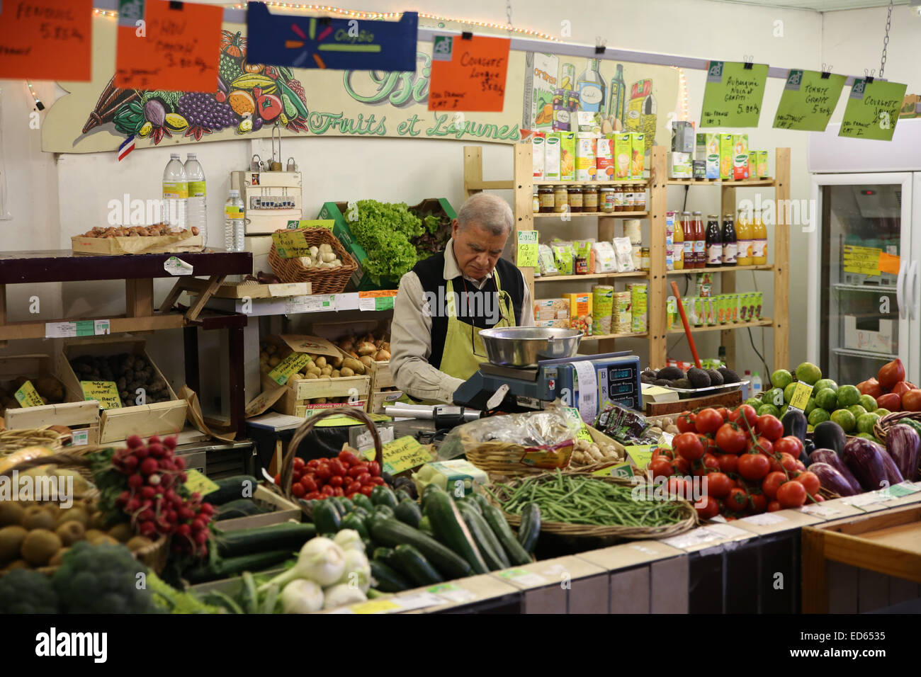 Paris marché aux légumes Aliments travailleur du vendeur Banque D'Images