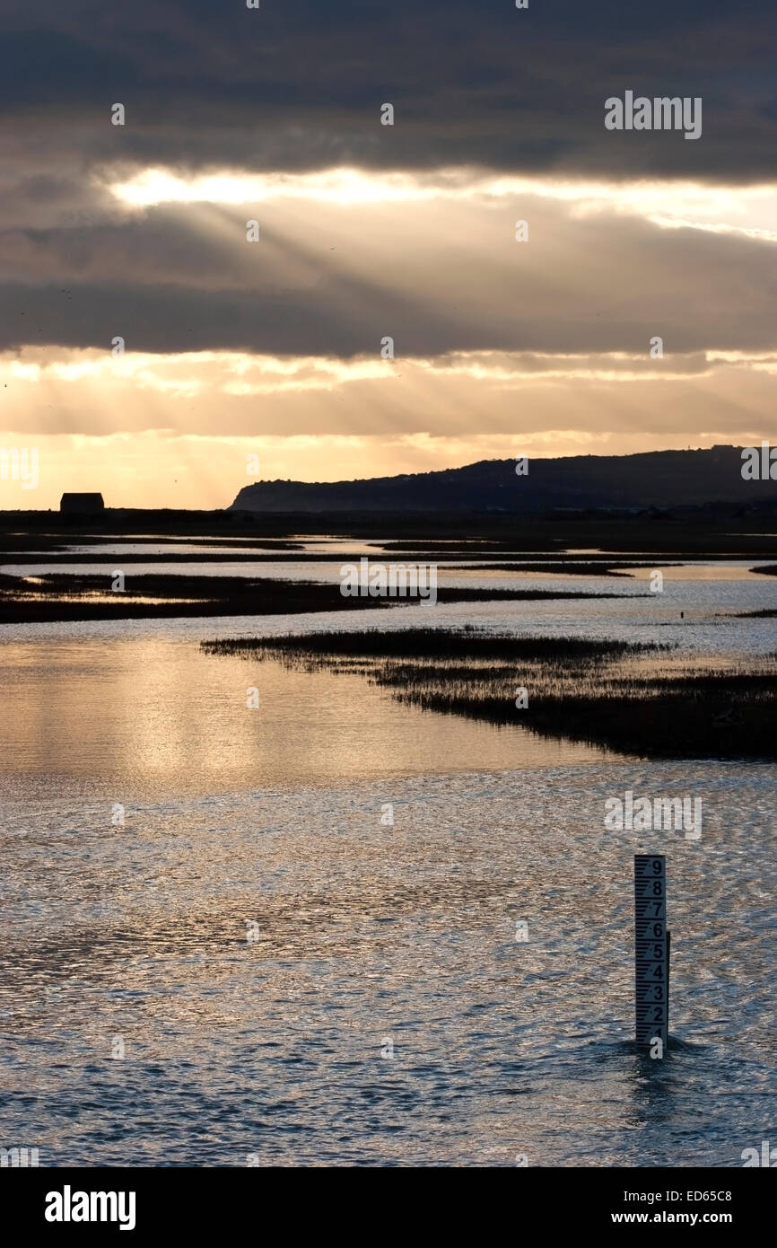 Réserve naturelle de Rye Harbour, un soir d'hiver, avec des falaises de Fairlight dans la distance Banque D'Images