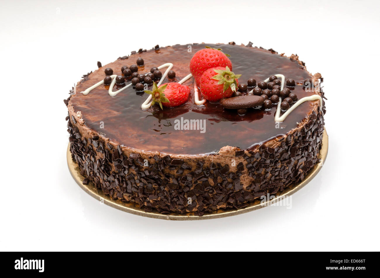 Gâteau au chocolat avec du glaçage et fraises Banque D'Images