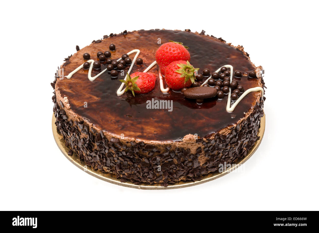 Gâteau au chocolat avec du glaçage et fraises Banque D'Images