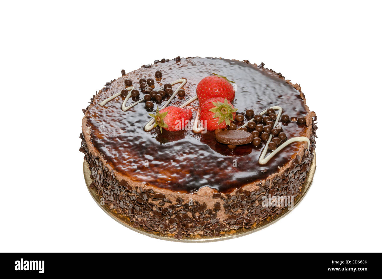 Gâteau au chocolat avec du glaçage et fraises Banque D'Images