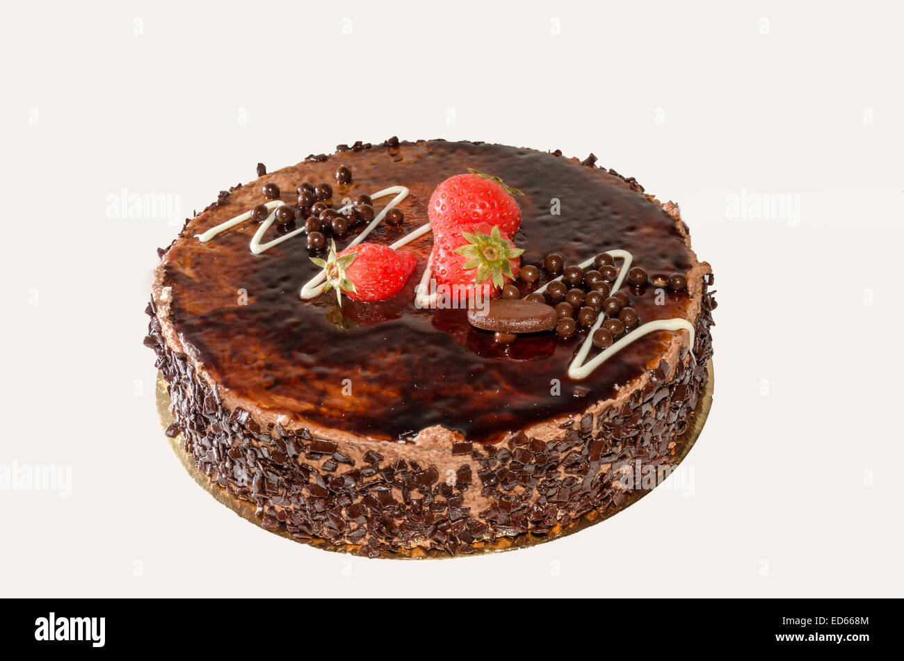 Gâteau au chocolat avec du glaçage et fraises Banque D'Images