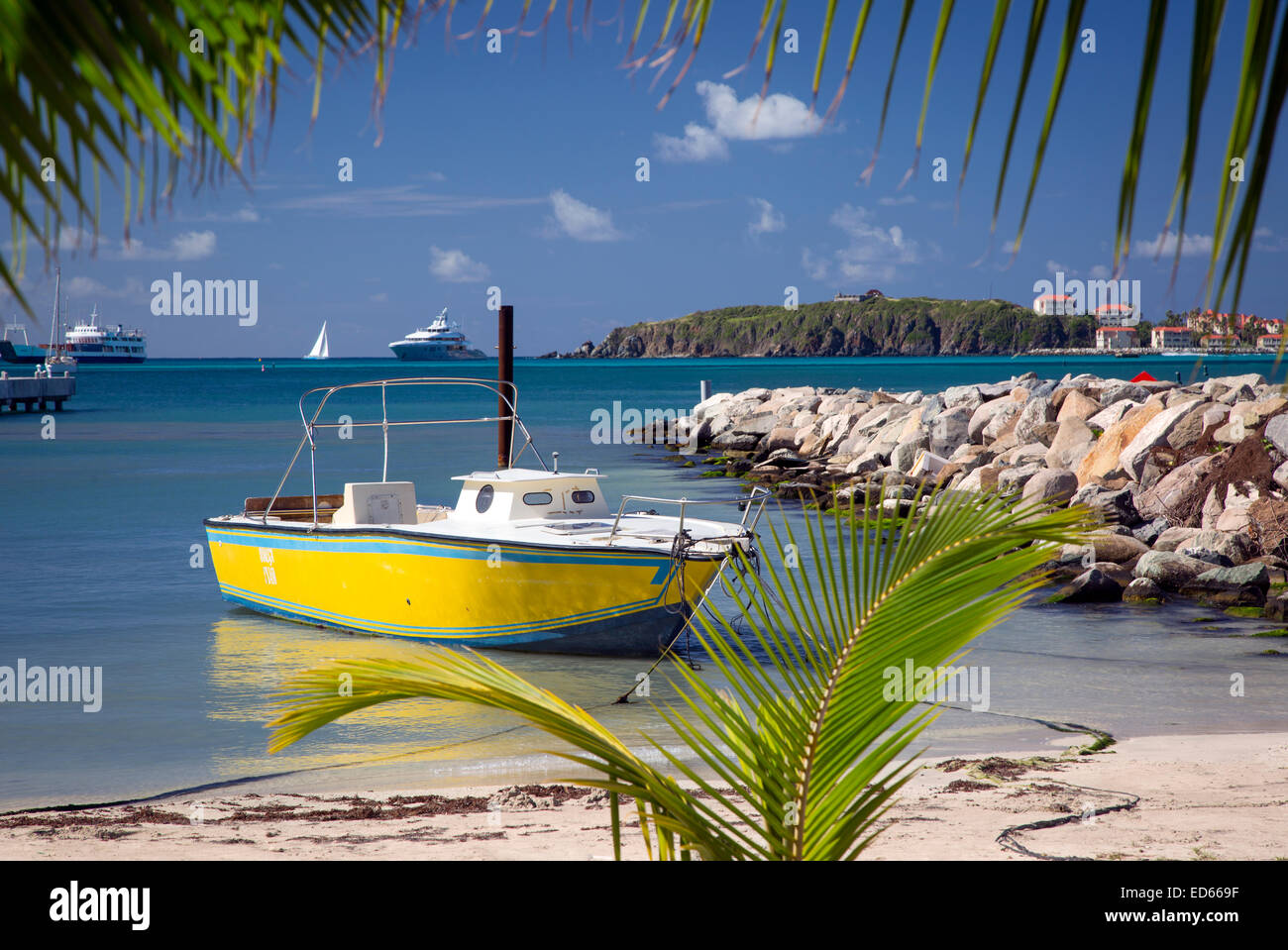 Bateau amarré le long de la plage de Philipsburg, Sint Maarten, Antilles Banque D'Images