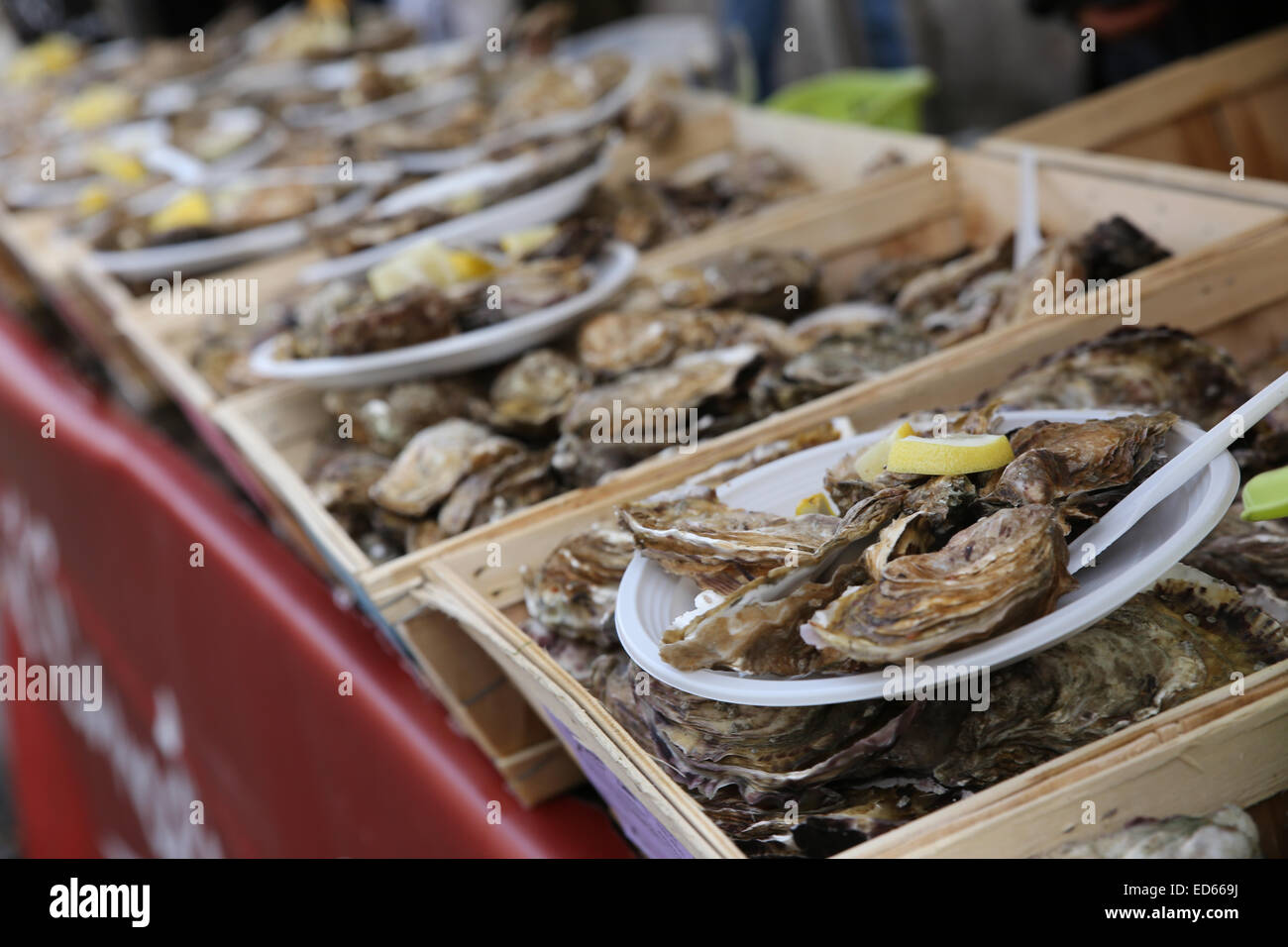 L'alimentation de rue d'huîtres crues fraîches Banque D'Images
