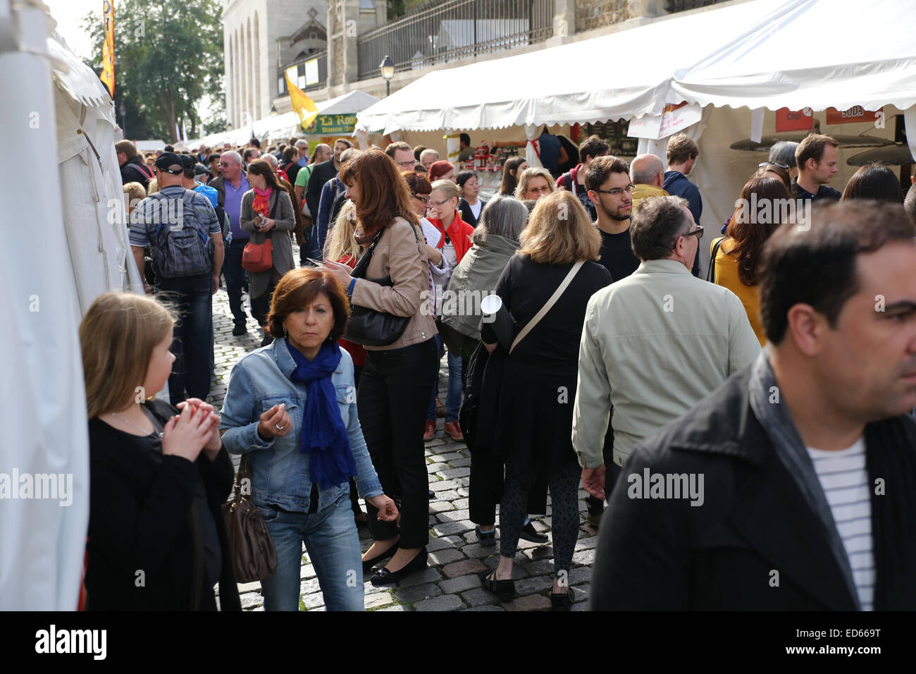 Les gens de monde occupé des stands de nourriture de rue Paris Banque D'Images