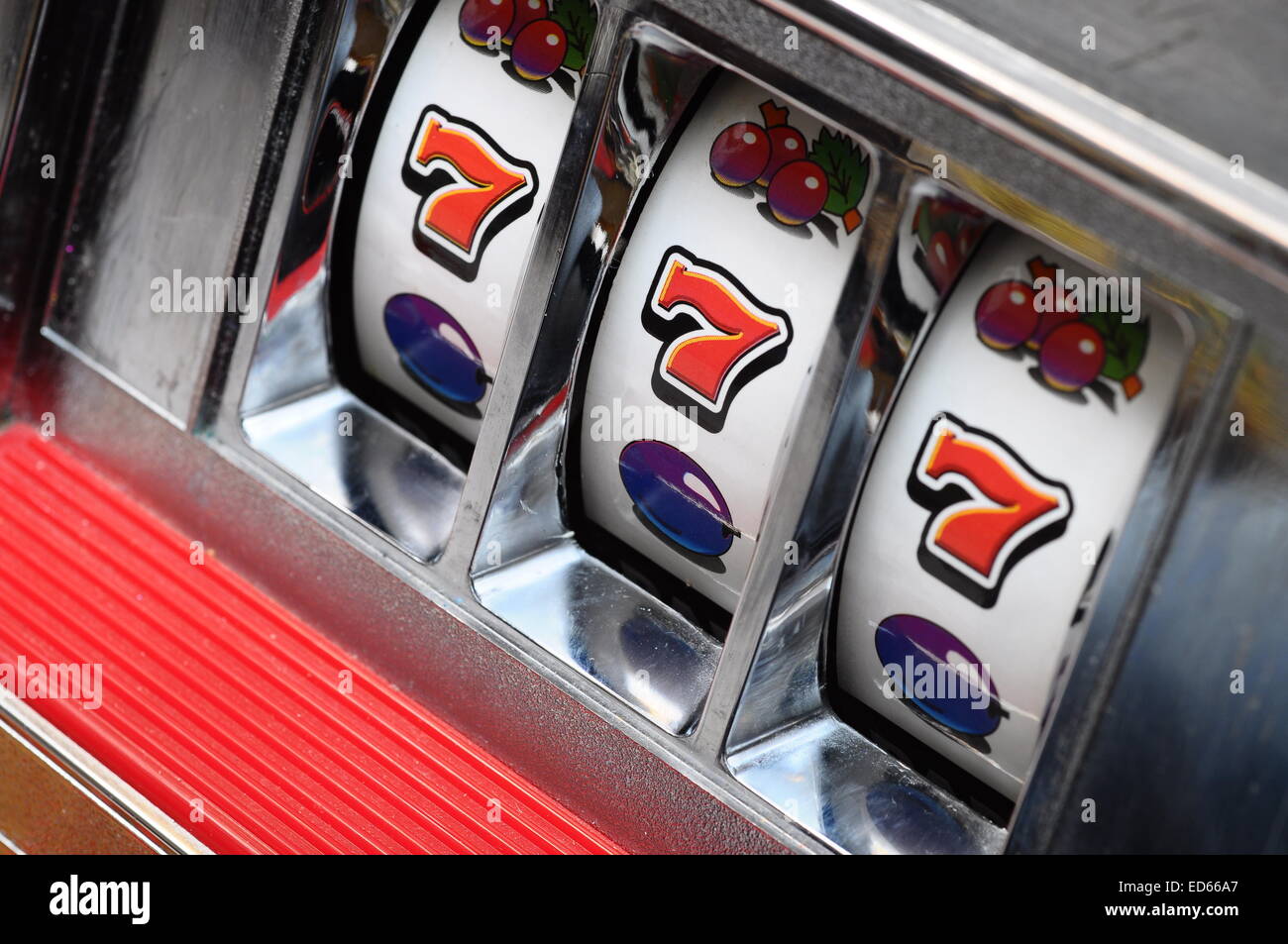 Close up de trois sept jackpot sur une machine à sous de casino Banque D'Images