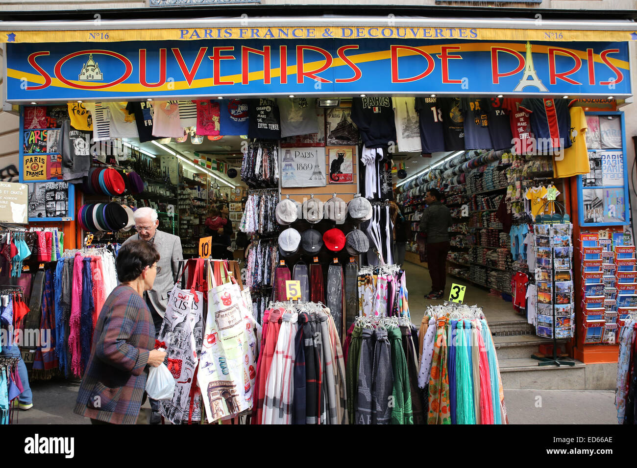 Boutique de cadeaux La boutique de souvenirs de paris Photo Stock - Alamy