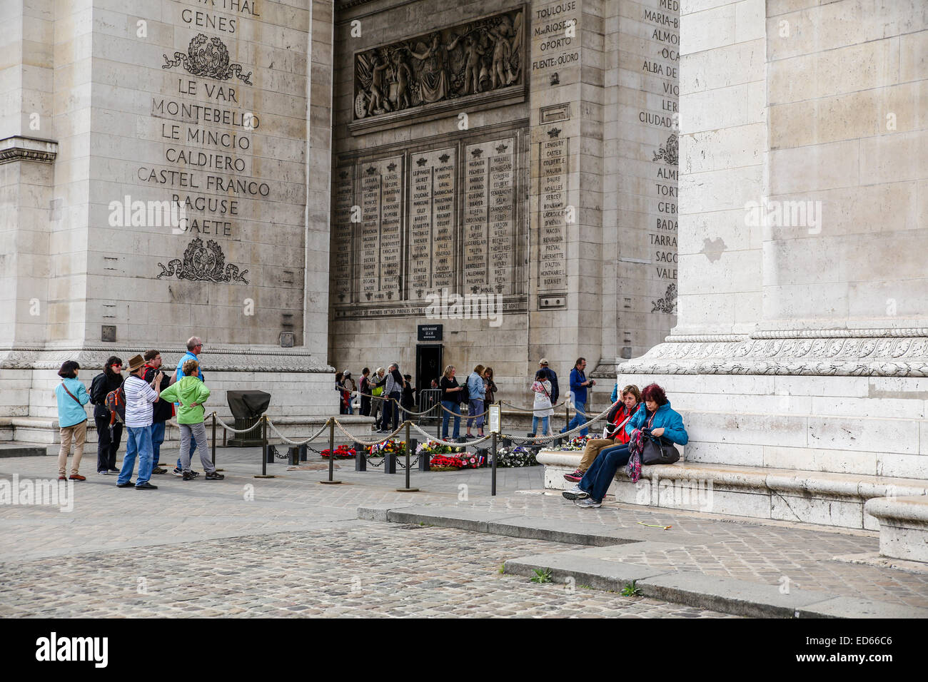 Les gens sous l'Arc de Triomphe Paris Banque D'Images
