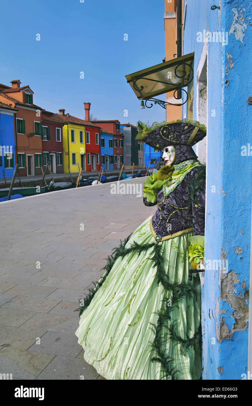 Portrait d'un masque de Venise sur l'arrière-plan du village de Burano. Banque D'Images