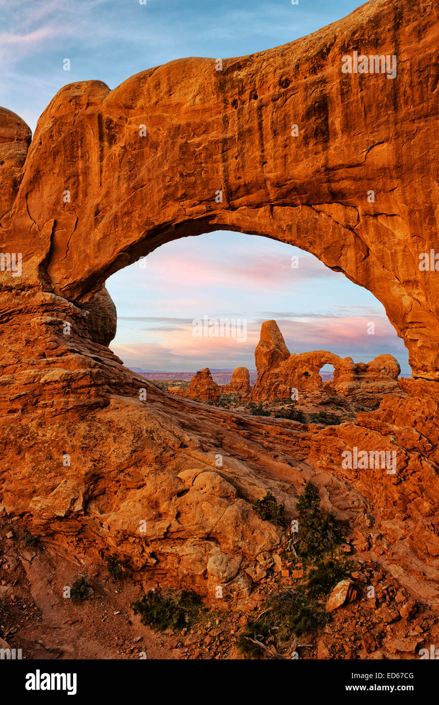 Passage de tourelle vue à travers la fenêtre du nord au premier feu dans l'Utah's Arches National Park. Banque D'Images