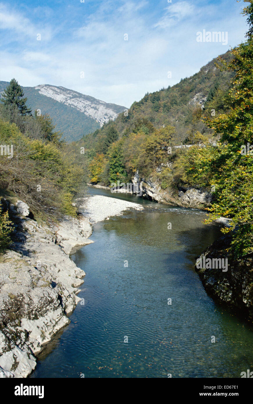 Vue verticale de la rivière du Fier et les montagnes dans la vallée de Thônes, près d'Annecy en Savoie, France Banque D'Images