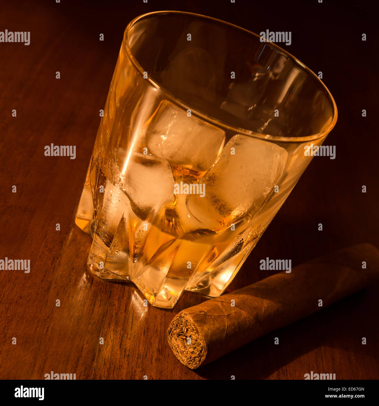 Whiskey sur glace et de cigare, sur table en bois Banque D'Images