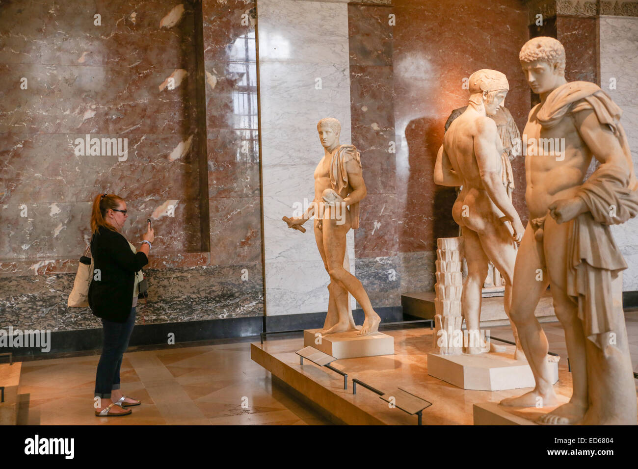 Woman taking photo sculptures Banque D'Images