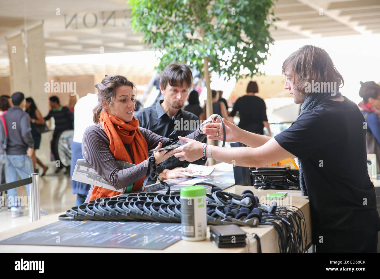 Femme femme retour audio guide touristique museum Banque D'Images