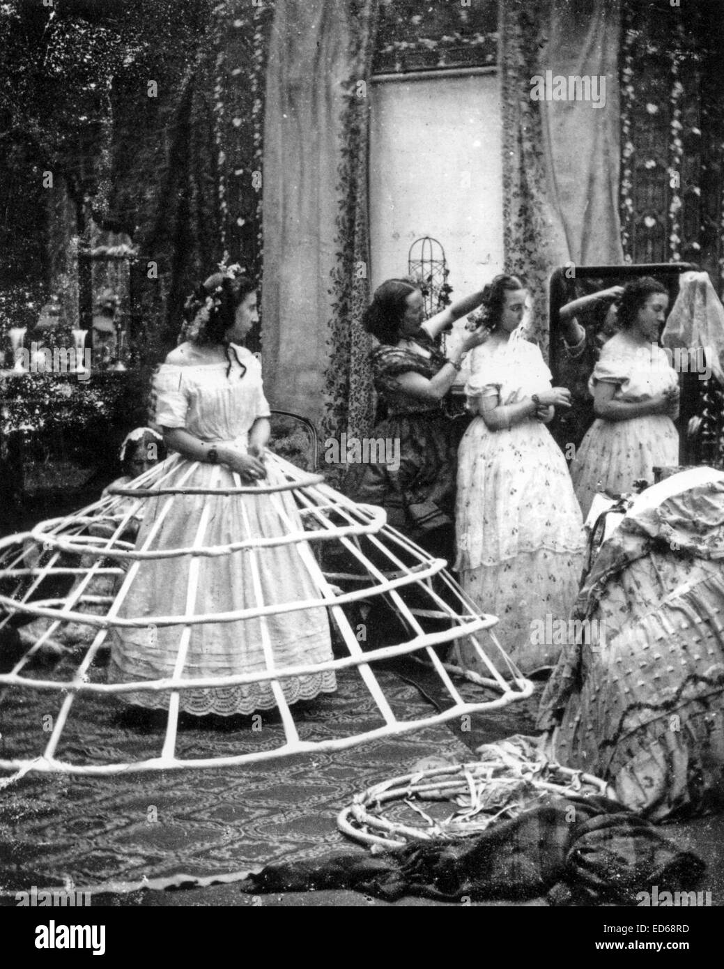 Jupe ARTICLES (aka Crinoline Cage) Partie d'une bande dessinée de la série  française d'environ 1860 photos montrant les étapes de la mise sur une jupe  crinoline soutenu par une cage Photo Stock -