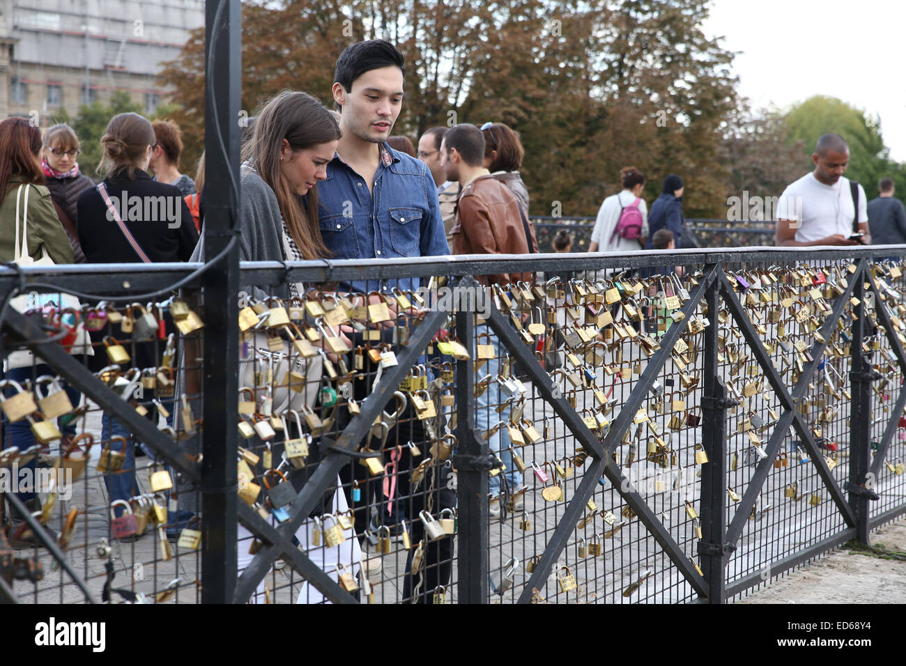 Couple love lock bridge Paris Banque D'Images
