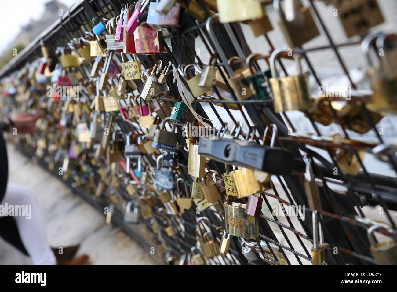 Love lock bridge Paris Banque D'Images