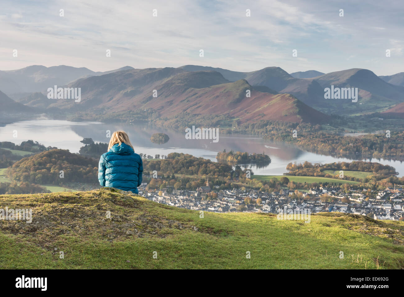 Randonneur admirant la vue de Latrigg sur Keswick et Derwent Water à Cat Bells dans le Lake District Banque D'Images