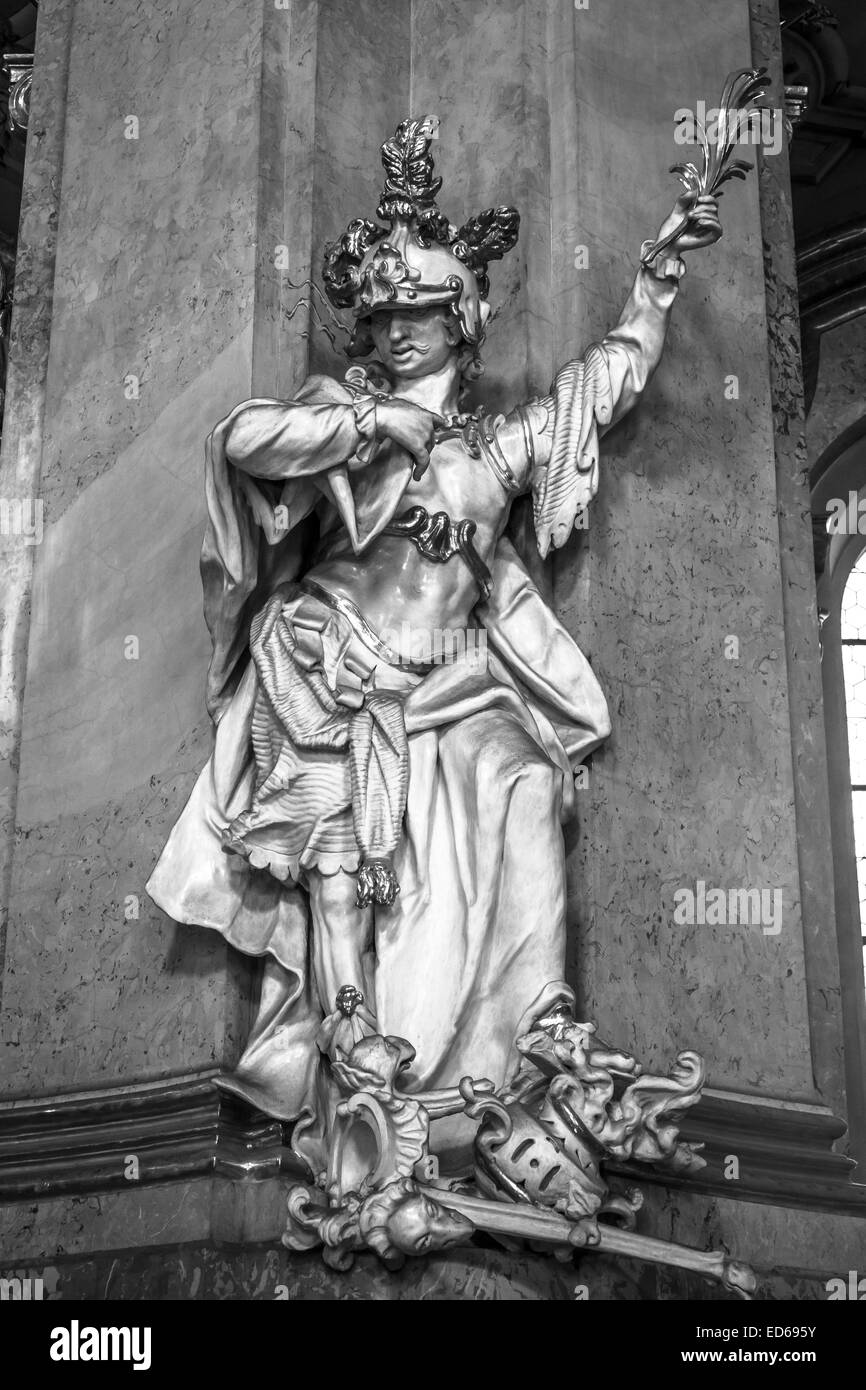 PRAGUE, RÉPUBLIQUE TCHÈQUE - le 19 septembre 2014 : Intérieur de la cathédrale de Saint Nicolas de Mala Strana). Le noir et blanc Banque D'Images