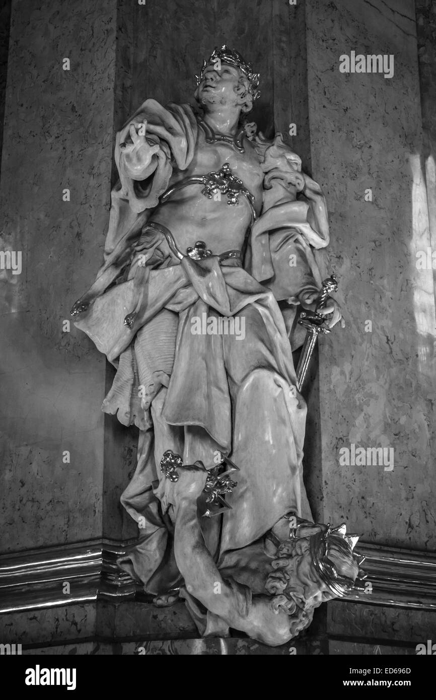 PRAGUE, RÉPUBLIQUE TCHÈQUE - le 19 septembre 2014 : Intérieur de la cathédrale de Saint Nicolas de Mala Strana). Le noir et blanc Banque D'Images