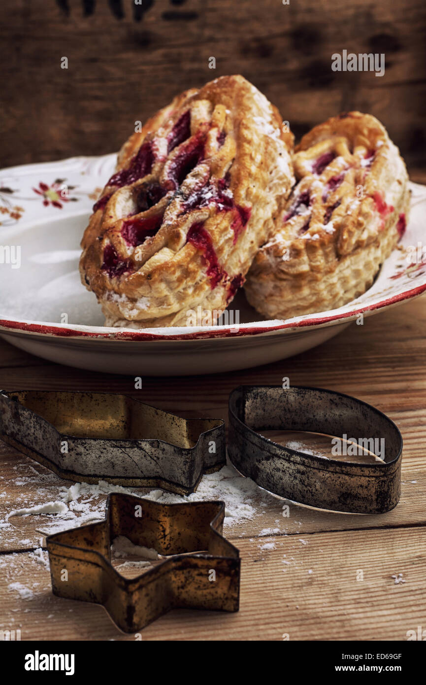 La pâte feuilletée avec de la confiture de canneberges Banque D'Images