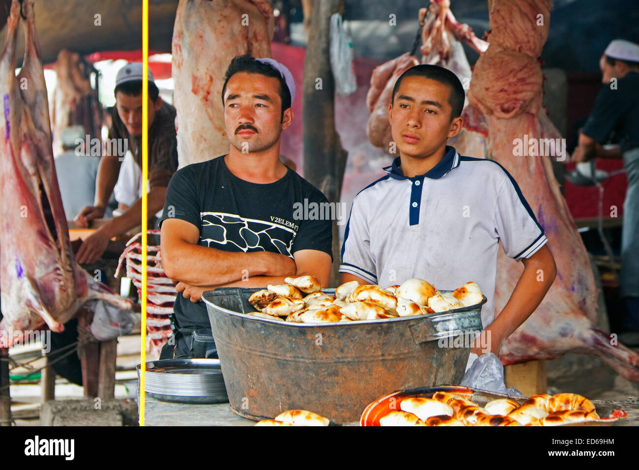 Vente de viande de boucherie au stand au marché alimentaire de Kashgar / Kashi, la Province du Xinjiang, Chine Banque D'Images