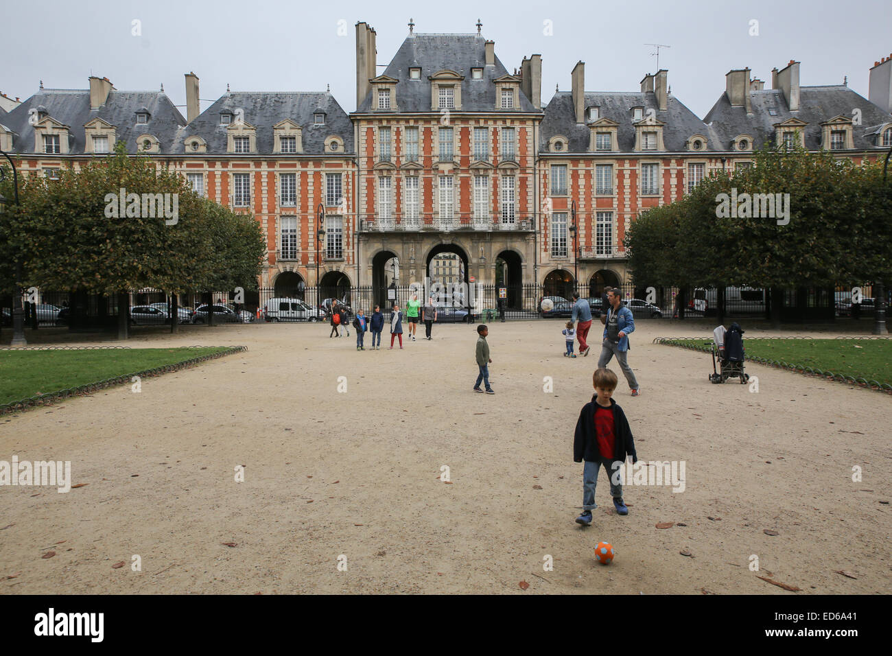 Aire de jeux pour enfants Piscine en plein air de Paris Place des Vosges Banque D'Images