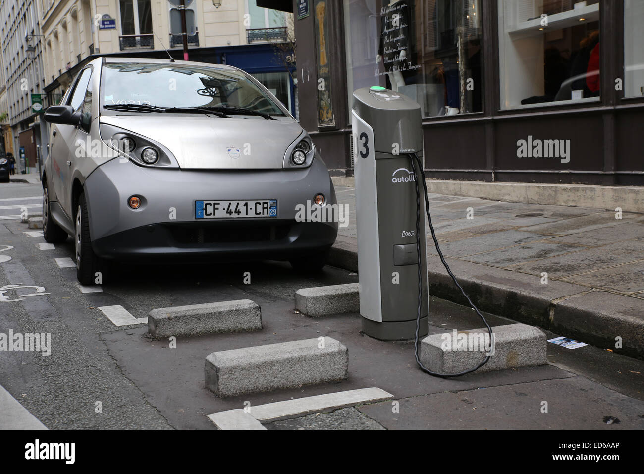 Station de recharge pour voitures électriques Paris Banque D'Images