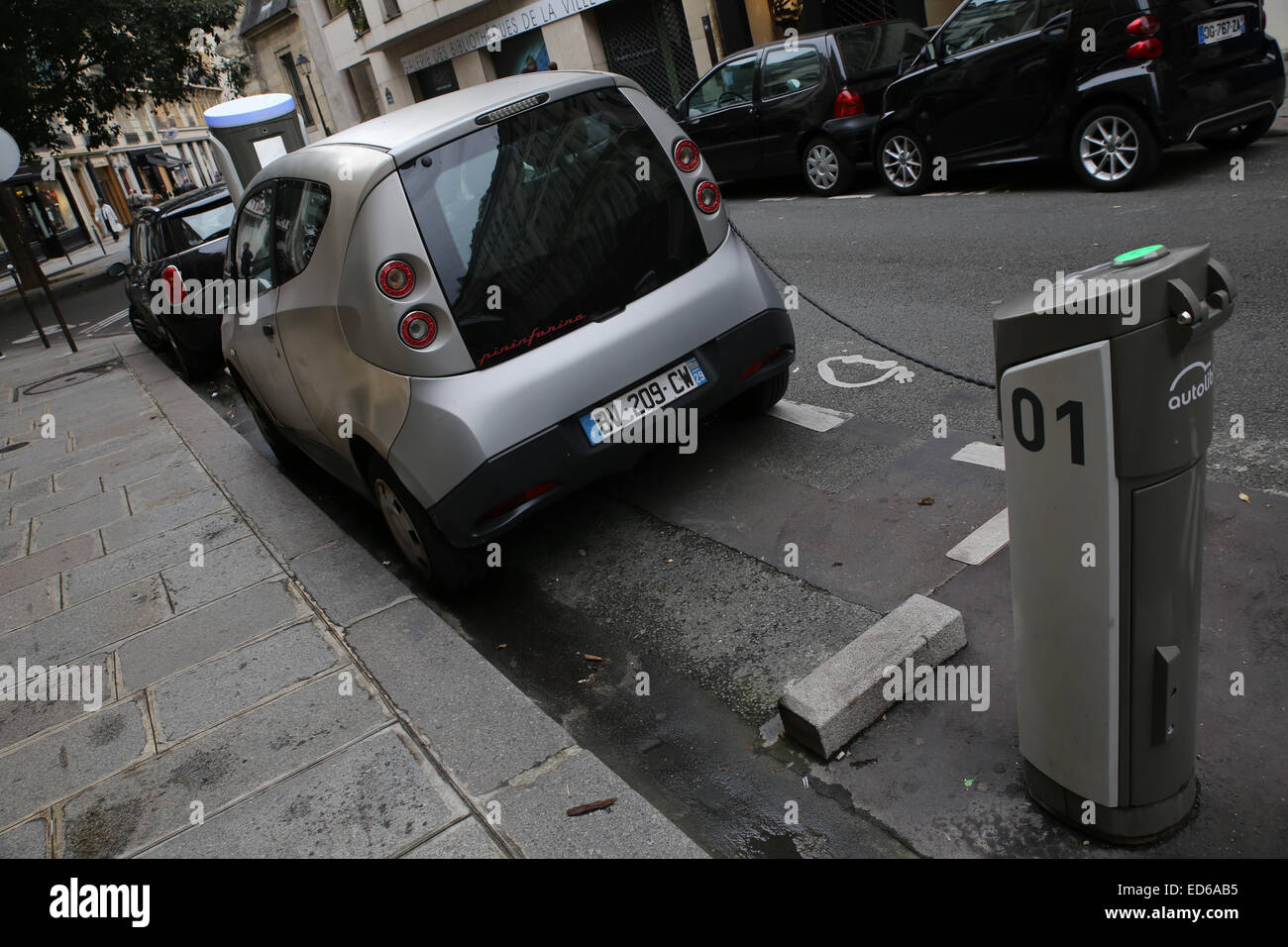 Station de recharge pour voitures électriques en plein air Paris Banque D'Images