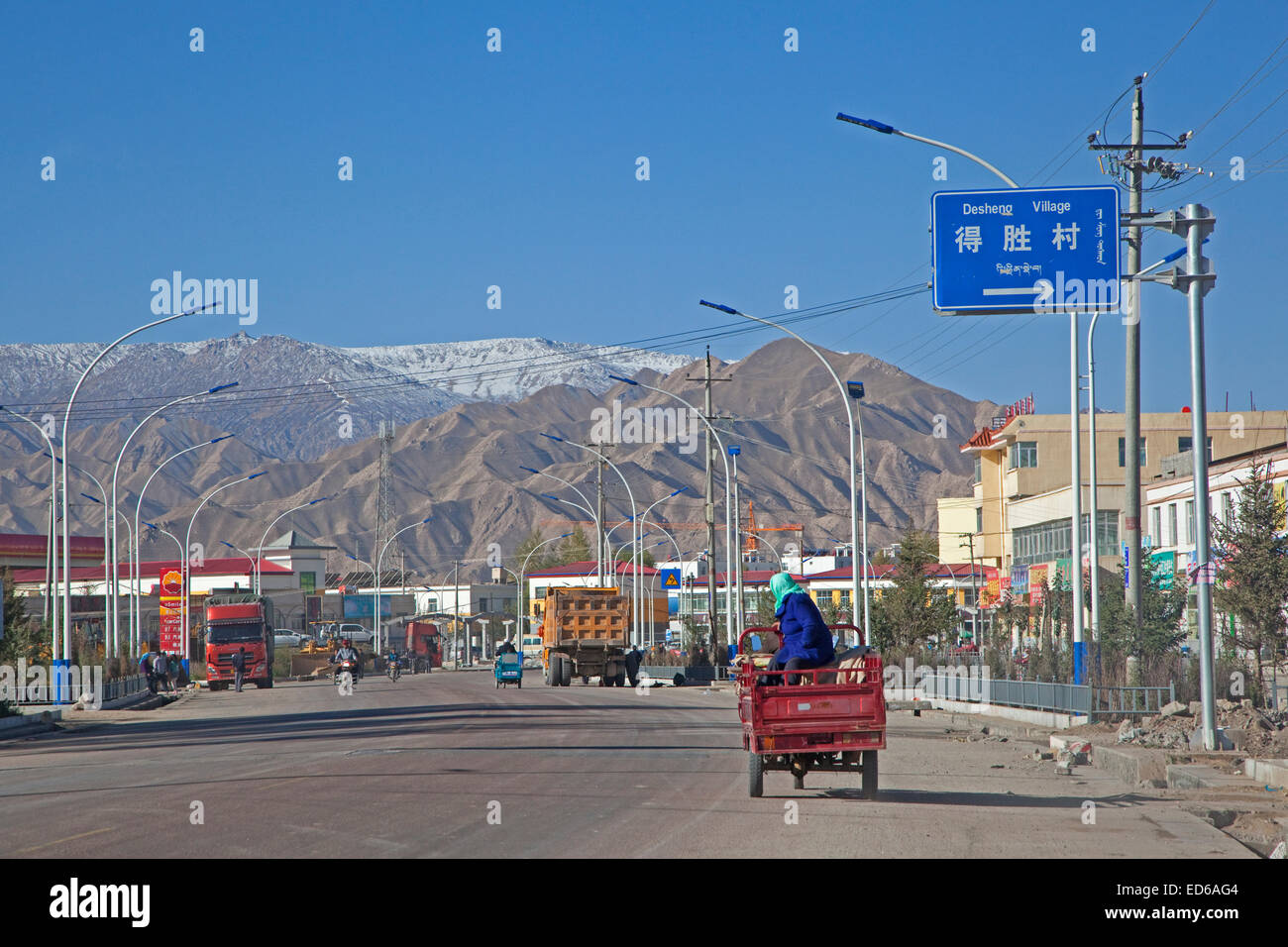 La circulation sur route en Xiangride, Province de Qinghai, Chine Banque D'Images
