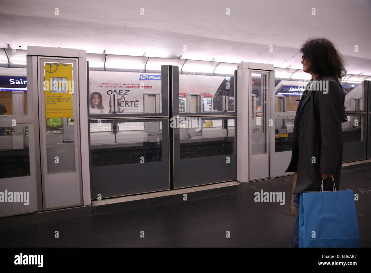 Femme train en attente Paris quai de métro Banque D'Images