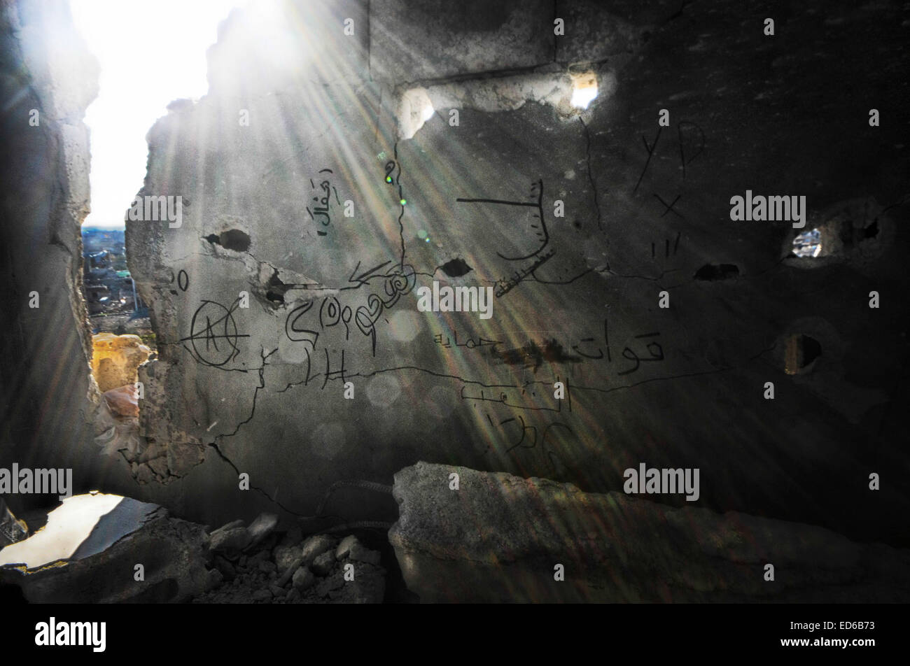 Kobane, la Syrie. Dec 21, 2014. Dans Kobane kurdes ordinaires, y compris les femmes et les personnes âgées, sont rapidement convertis en anciens combattants aguerris dans les rues et les ruines de ce qu'ils appellent ''Notre Stalingrad''. Les combats est mesurée en pieds ; les objectifs sont des bâtiments ou même des chambres dans les bâtiments. Les immeubles qui sont encore debout sont transformés en forteresses. Les deux côtés sont verrouillés dans un combat à mort. Les Kurdes à l'arrière il y a contre la Turquie et face à un ennemi qui les prive de leur humanité, il est en retraite. © Gail Orenstein/ZUMA/Alamy Fil Live News Banque D'Images