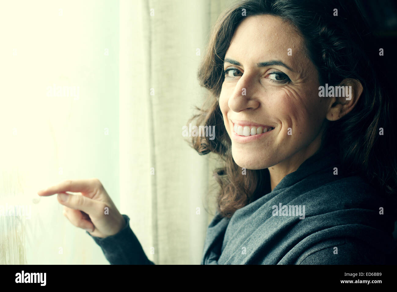 Beau Portrait de femme de 35 ans, debout près de la fenêtre Banque D'Images