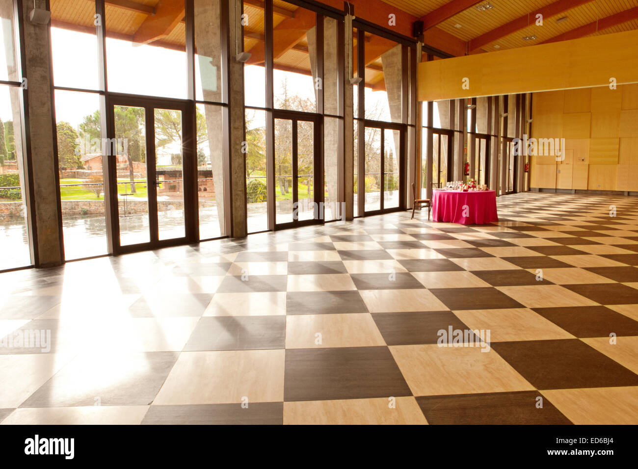 Table de mariage unique sur une immense salle à manger à carreaux Banque D'Images