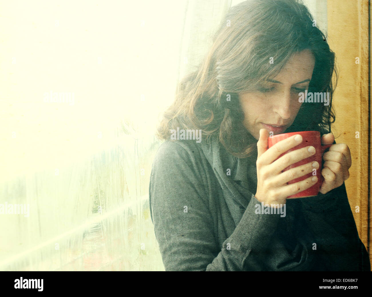 Belle jeune femme profitant de tasse de café. Vintage Retro filtre instagram. Banque D'Images