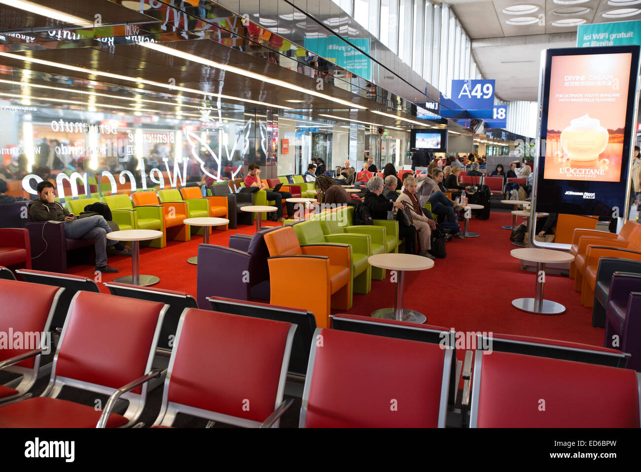 Zone d'embarquement de l'aéroport Paris sièges colorés Banque D'Images