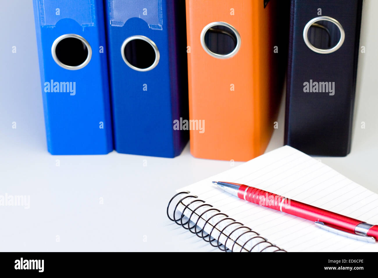 Fichier couleur classeurs et stylo sur notes in office Banque D'Images