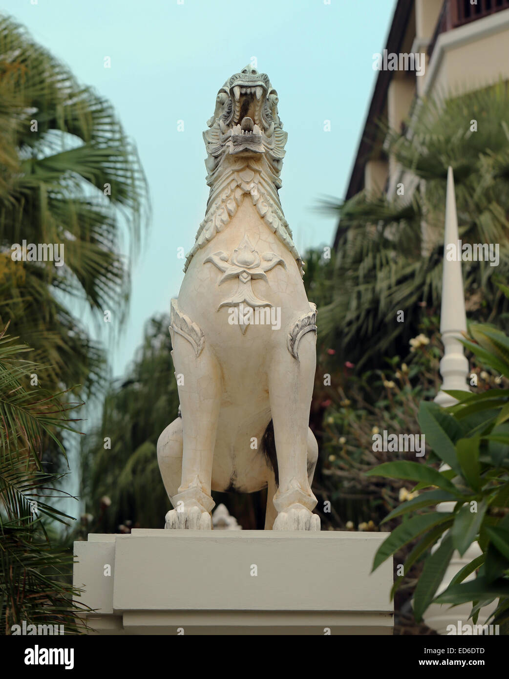 Statue de la bête, la bouche ouverte et les grandes dents Banque D'Images