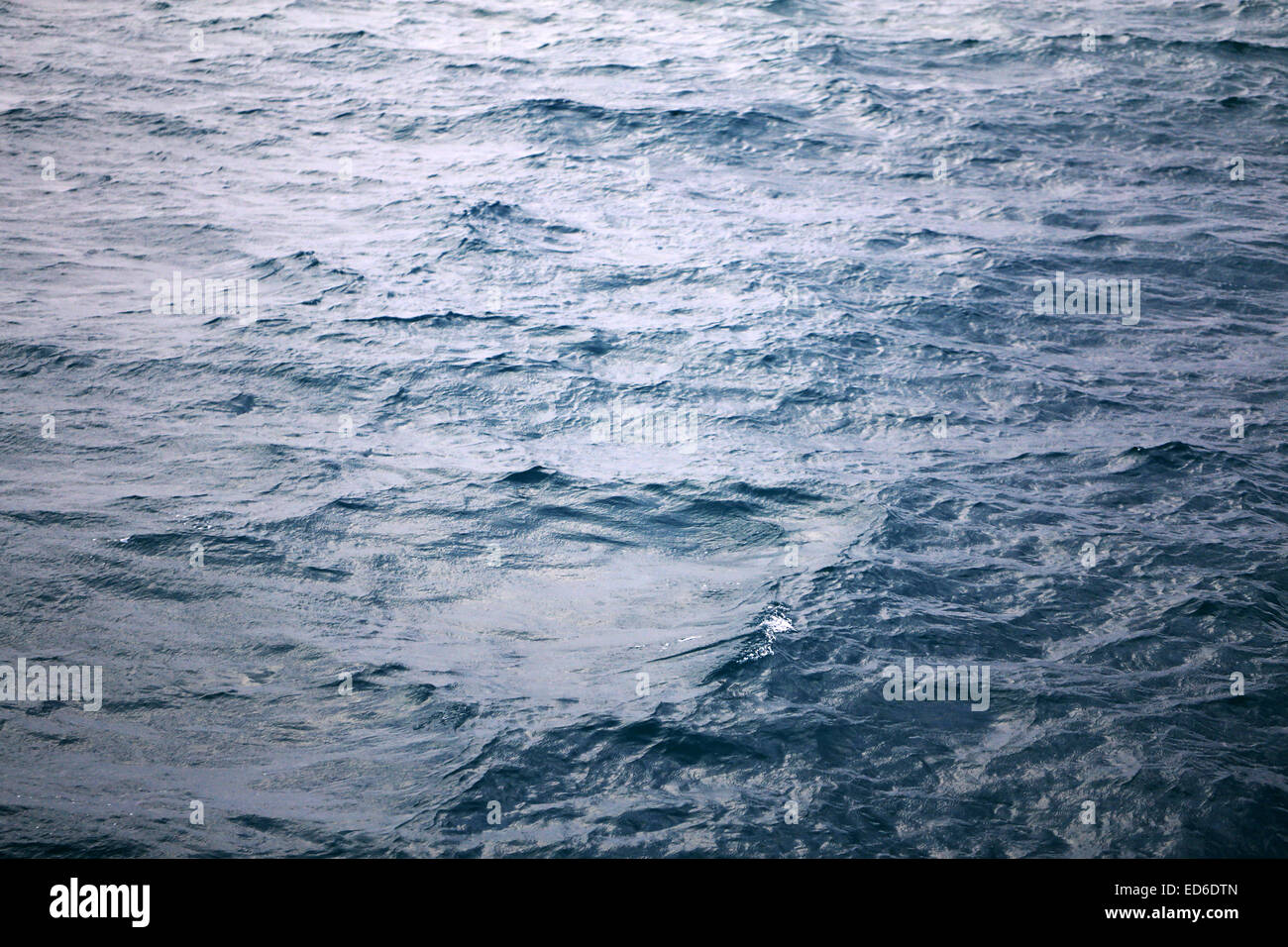 Belle grande vagues dans la mer bleue Banque D'Images