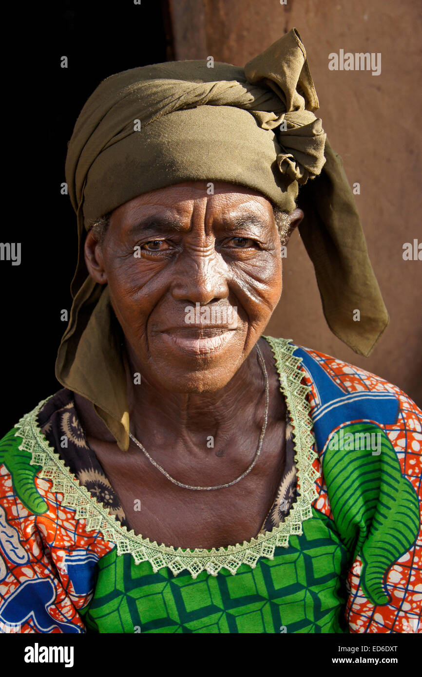 Femme âgée de Gambaga, au Ghana, avec des cicatrices et des tatouages tribaux sur le visage Banque D'Images