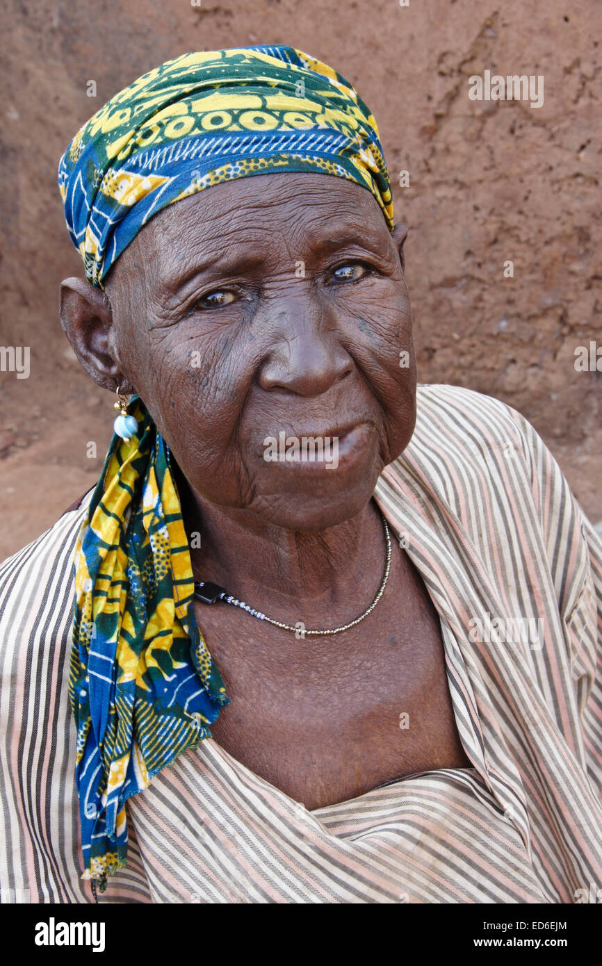 Femme âgée de Gambaga, au Ghana, avec des tatouages tribaux sur le visage Banque D'Images