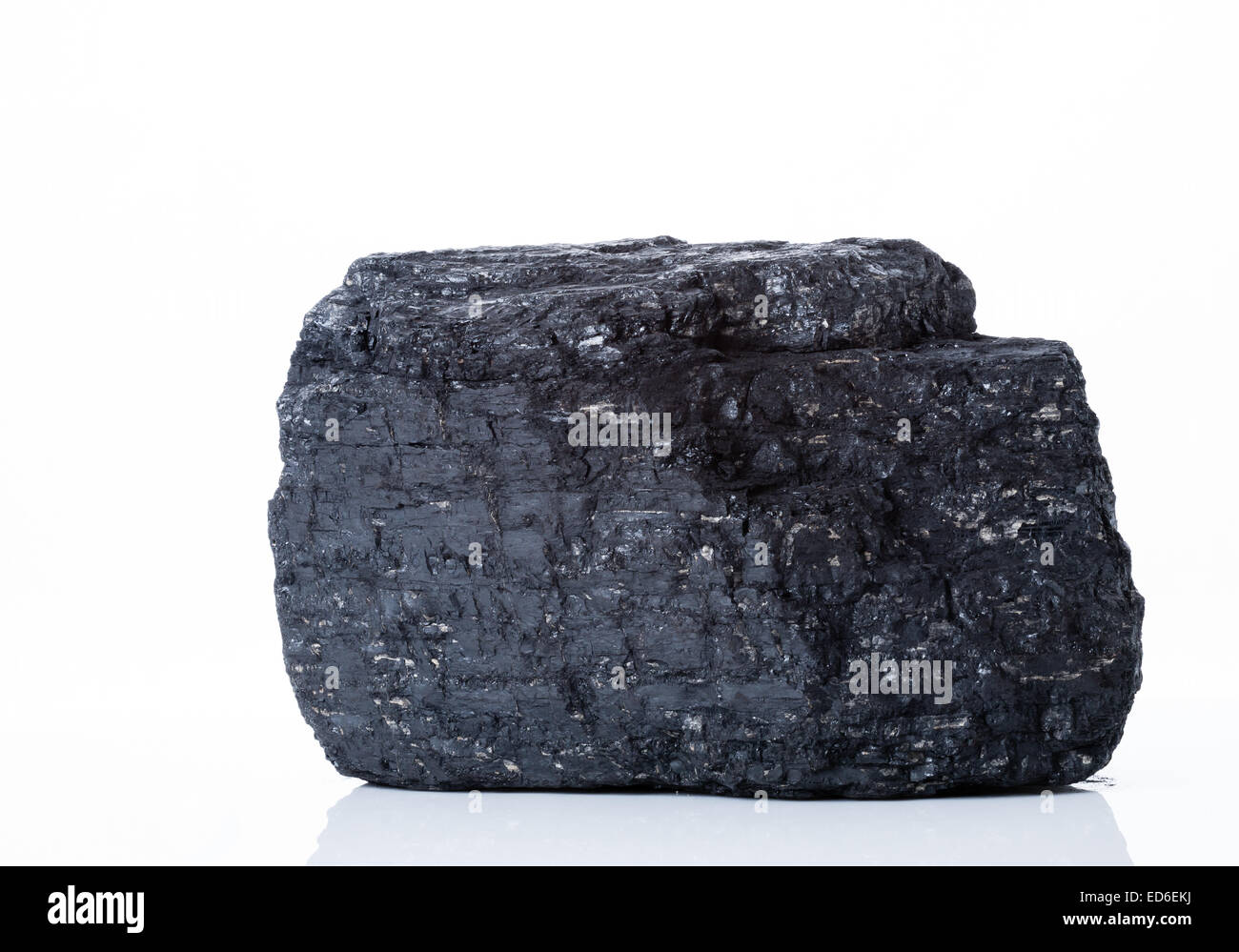 Un grand morceau de charbon bitumineux noir sur fond blanc Banque D'Images