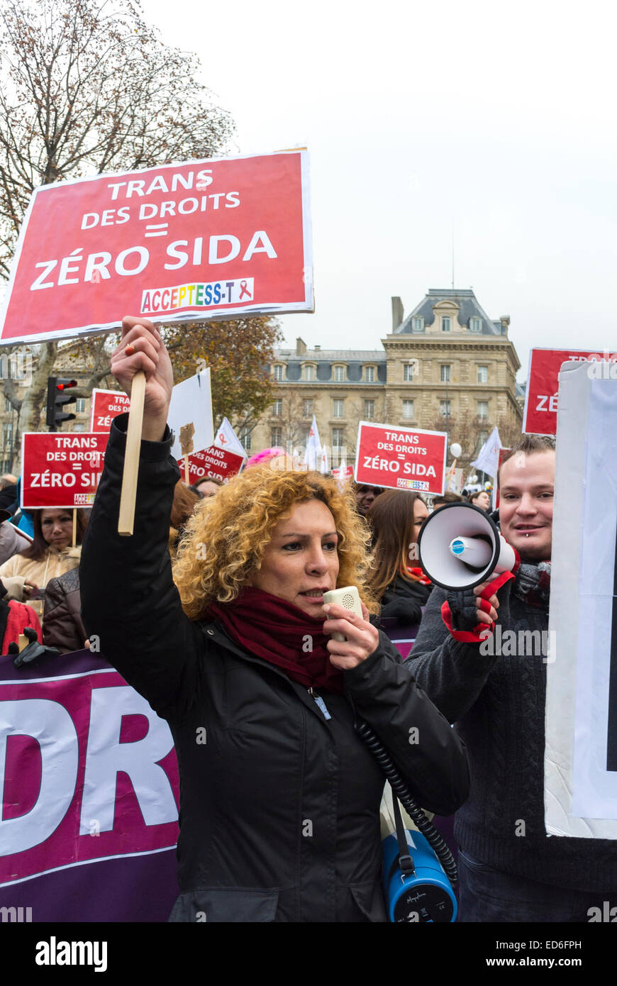 Paris, France, Trans activist Group, Acceptess-T, militants du vih/SIDA, '1 décembre', 'Journée mondiale du SIDA' démonstration de femme, dans la rue tenant des bannières militantes signes de protestation, Acceptess-T ONG, homophobie transphobie, droits transgenres Banque D'Images