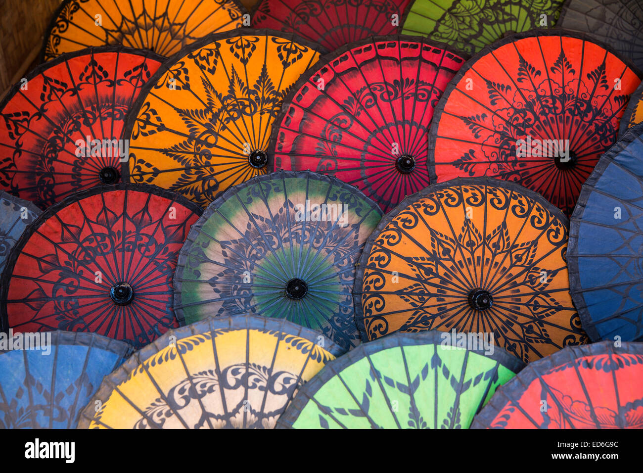 Papier huilé parasols à vendre près de la Pagode Htilominlo, Bagan, Myanmar Banque D'Images