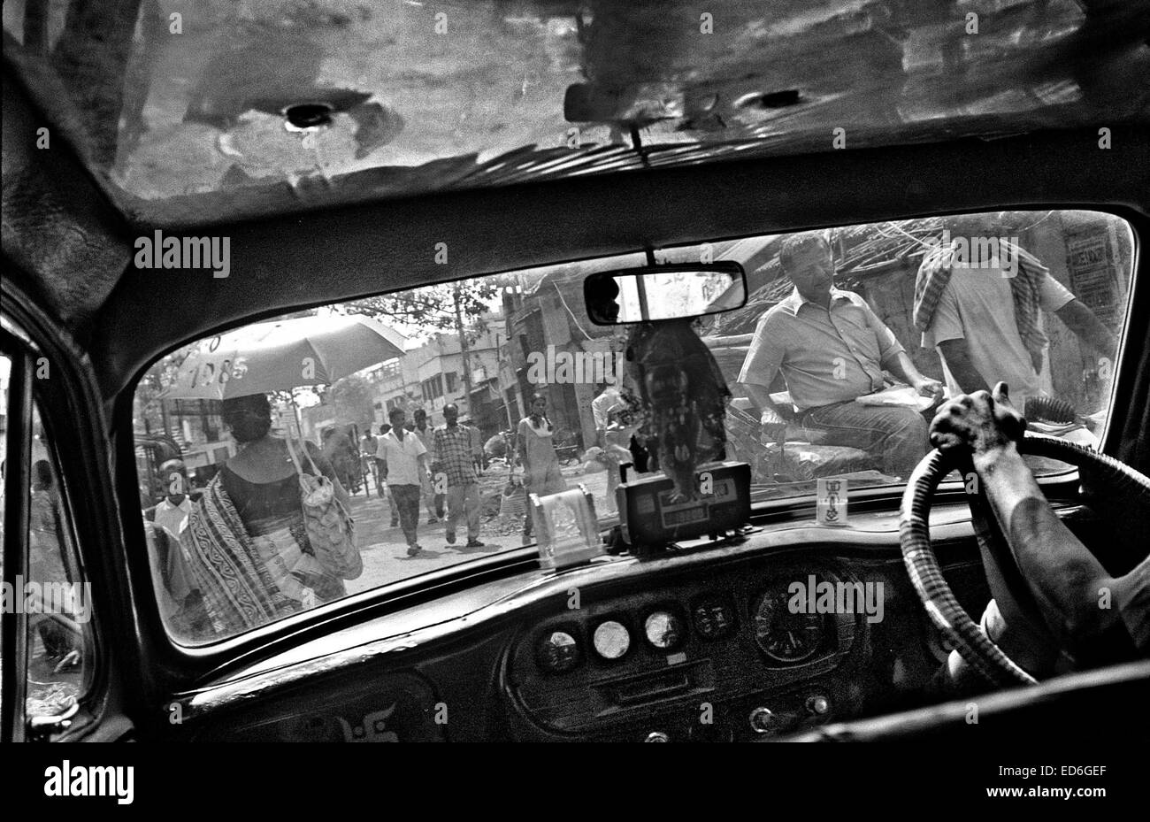 Calcutta, le Bengale occidental, en Inde. Apr 15, 2011. Vue sur les rues de Calcutta à partir de l'intérieur d'un ancien ambassadeur du taxi. (Mars 2011) -- Kolkata (Calcutta) est un tournant dans le sous-continent indien. Ville d'un glorieux passé colonial (ancienne capitale de l'Inde britannique jusqu'au début du xxe siècle) voit maintenant comment d'autres villes du pays, comme Bombay ou New Delhi, la croissance de l'économie du pays. Entre-temps, le bengali ville reste liée à la stigmatisation de la pauvreté et du sous-développement depuis le déclin de l'économie dans les années après l'indépendance de l'Inde. Il est également considéré comme la cultu Banque D'Images