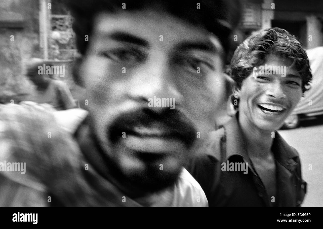 Calcutta, le Bengale occidental, en Inde. 8Th apr 2011. Deux hommes ivres réagir à l'appareil photo dans les rues de Calcutta. (Mars 2011) -- Kolkata (Calcutta) est un tournant dans le sous-continent indien. Ville d'un glorieux passé colonial (ancienne capitale de l'Inde britannique jusqu'au début du xxe siècle) voit maintenant comment d'autres villes du pays, comme Bombay ou New Delhi, la croissance de l'économie du pays. Entre-temps, le bengali ville reste liée à la stigmatisation de la pauvreté et du sous-développement depuis le déclin de l'économie dans les années après l'indépendance de l'Inde. Il est également considéré comme la capit culturel Banque D'Images