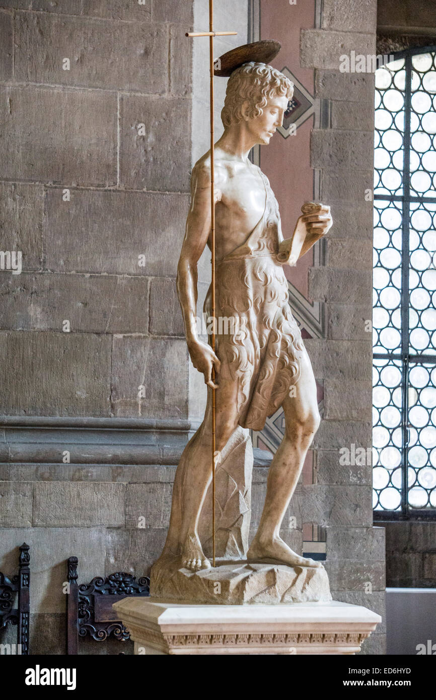 Statue en marbre gracieux figure Saint Jean-Baptiste portant la peau d'animaux et l'accomplissement personnel délicat affiché dans le musée Bargello Banque D'Images Statue en marbre gracieux figure Saint Jean-Baptiste portant la peau d'animaux et l'accomplissement personnel délicat affiché dans le musée Bargello Banque D'Images
