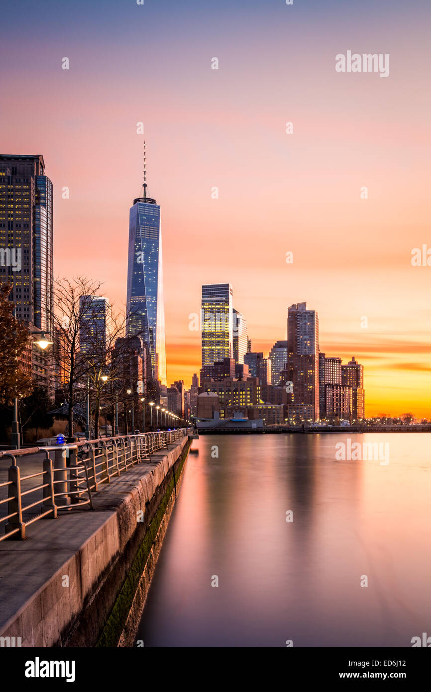 Lower Manhattan au coucher du soleil, vue de l'Hudson River Park, à Tribeca, New York Banque D'Images