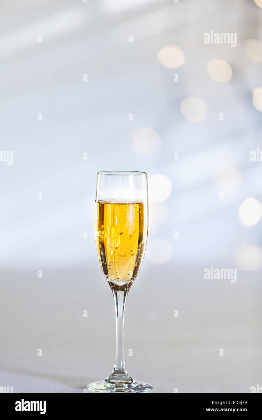 Champagne et de lumières arrière-plan flou Banque D'Images
